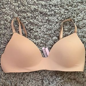 34 VICTORIA’s SECRET WIRELESS BRA